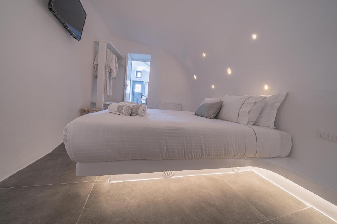Eternity Suites Santorini Фира Екстериор снимка